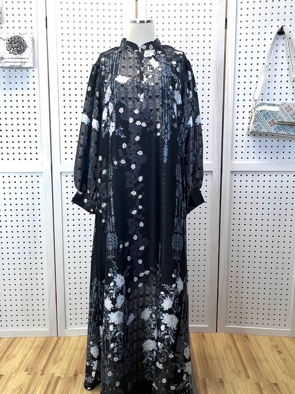 Elegant Abaya in Black Floral Maxi Dress - Picture 2 of 7